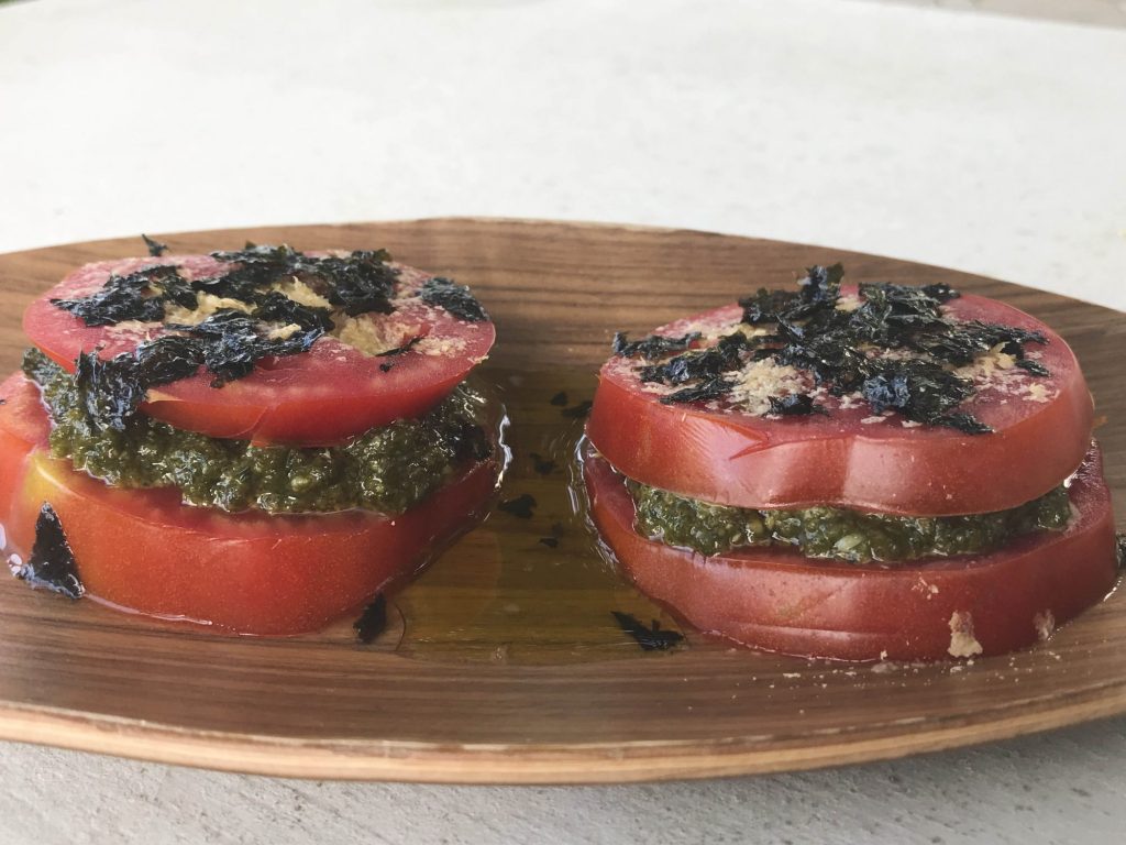 ENSALADA DE TOMATE CON PESTO