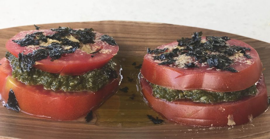 ENSALADA DE TOMATE CON PESTO