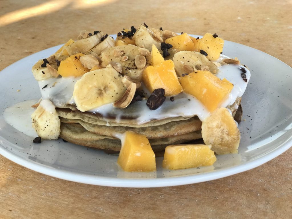 CREPES DE SARRACENO CON YOGUR DE COCO Y FRUTAS