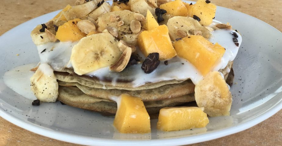 CREPES DE SARRACENO CON YOGUR DE COCO Y FRUTAS