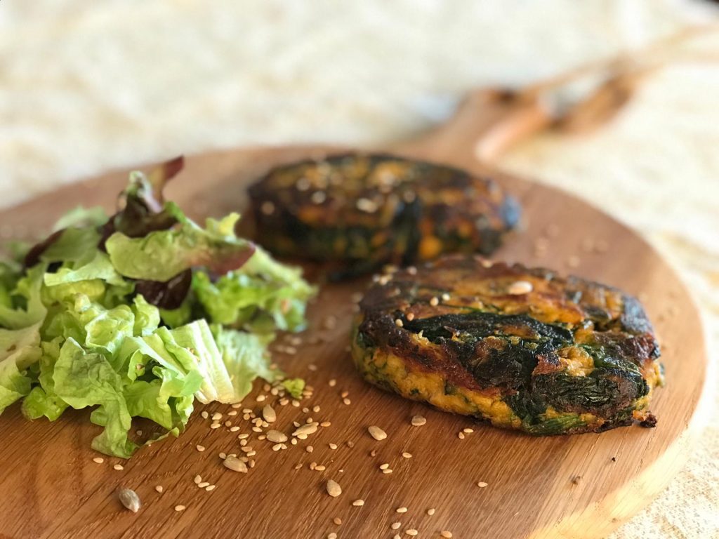 HAMBURGUESA DE BONIATO CON ALCACHOFA Y ACELGAS