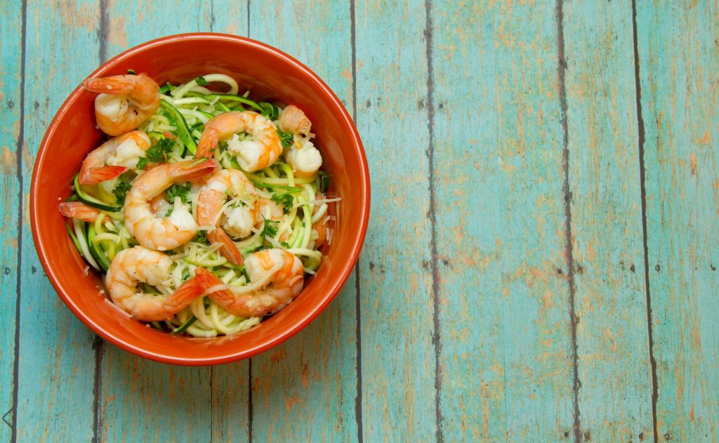 TALLARINES DE CALABACÍN CON SALTEADO DE GAMBAS