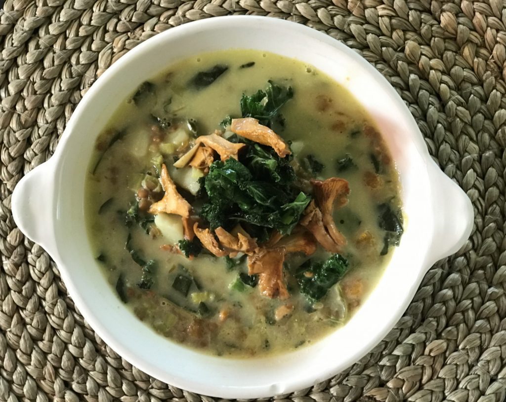 SOPA DE LENTEJAS Y COCO CON SALTEADO DE KALE